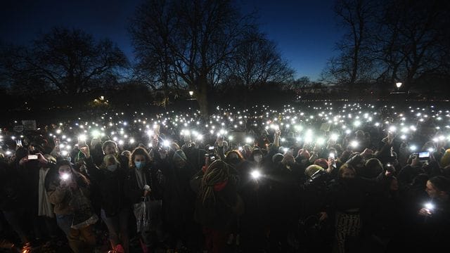 Demonstrantinnen und Demonstranten bei der Mahnwache für die getötete Sarah E. Demonstrantinnen und Demonstranten bei der Mahnwache für die getötete Sarah E.