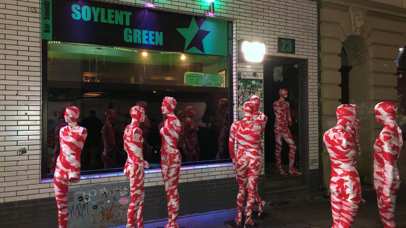 Schaufensterpuppen statt feiernde Menschen: Mesegs Mahnmal vor dem Soylent Green..
