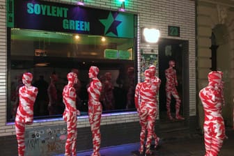 Schaufensterpuppen statt feiernde Menschen: Mesegs Mahnmal vor dem Soylent Green..