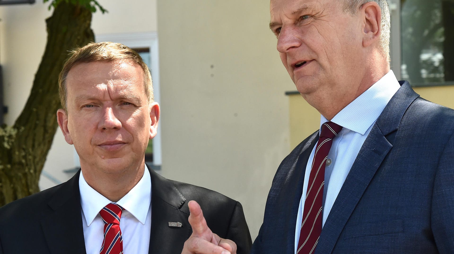 Landrat Christian Heinrich-Jaschinski (l., CDU) mit Brandenburgs Ministerpräsident Dietmar Woidke (SPD) 2019: Der Kreis Elbe-Elster hat die zweithöchste Inzidenz im Land. (Archivfoto)