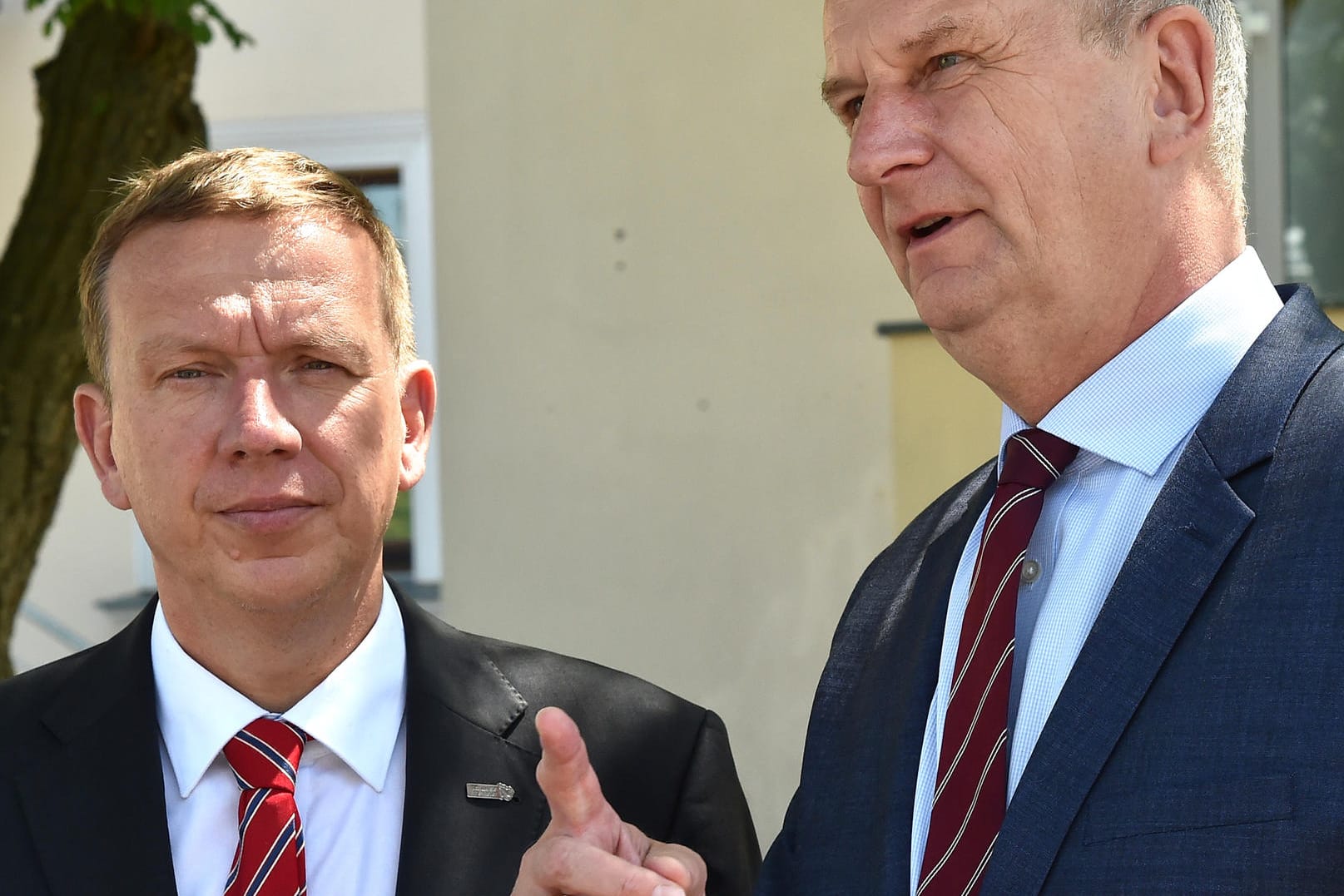Landrat Christian Heinrich-Jaschinski (l., CDU) mit Brandenburgs Ministerpräsident Dietmar Woidke (SPD) 2019: Der Kreis Elbe-Elster hat die zweithöchste Inzidenz im Land. (Archivfoto)