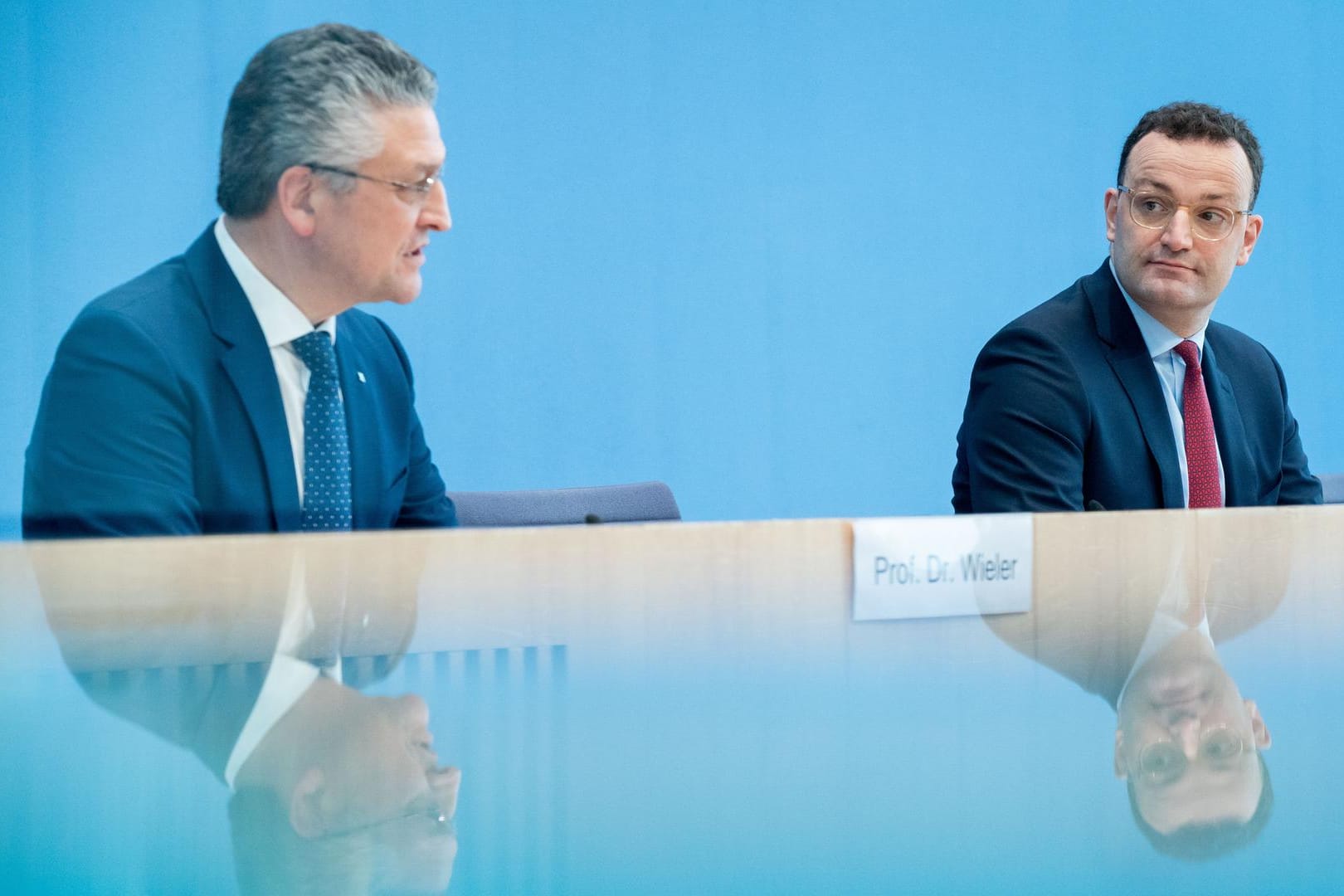 Jens Spahn (CDU), Bundesminister für Gesundheit, und Lothar H. Wieler, Präsident des Robert Koch-Instituts (RKI), geben eine Pressekonferenz zur Corona-Lage: Die Gesundheitsbehörde hat eine beunruhigende Prognose für Ostern vorgelegt.