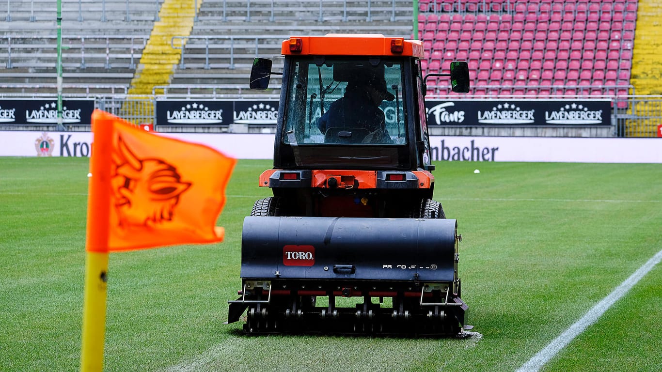 Alle Versuche den Rasen zu trocknen halfen nichts: Das Spiel zwischen Kaiserslautern und Zwickau musste abgesagt werden.