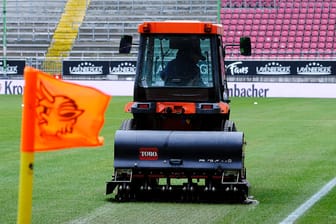 Alle Versuche den Rasen zu trocknen halfen nichts: Das Spiel zwischen Kaiserslautern und Zwickau musste abgesagt werden.
