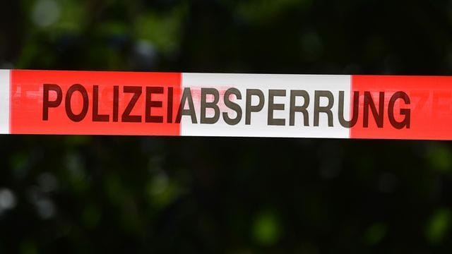 Absperrband der Polizei: In München ist ein toter Mann und ein totes Kind gefunden worden. Absperrband der Polizei: In München ist ein toter Mann und ein totes Kind gefunden worden.