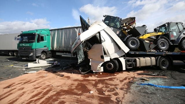 Drei Lastwagen, die auf der A3 bei Königswinter in Richtung Köln zusammengestoßen waren.