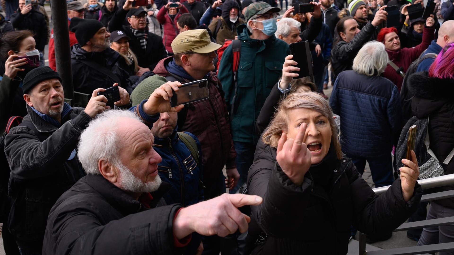 Menschen bei der verbotenen "Querdenken"-Kundgebung am Dresdner Congresszentrum: Die Lage ist laut Polizei "sehr dynamisch".