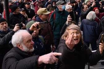 Menschen bei der verbotenen "Querdenken"-Kundgebung am Dresdner Congresszentrum: Die Lage ist laut Polizei "sehr dynamisch".