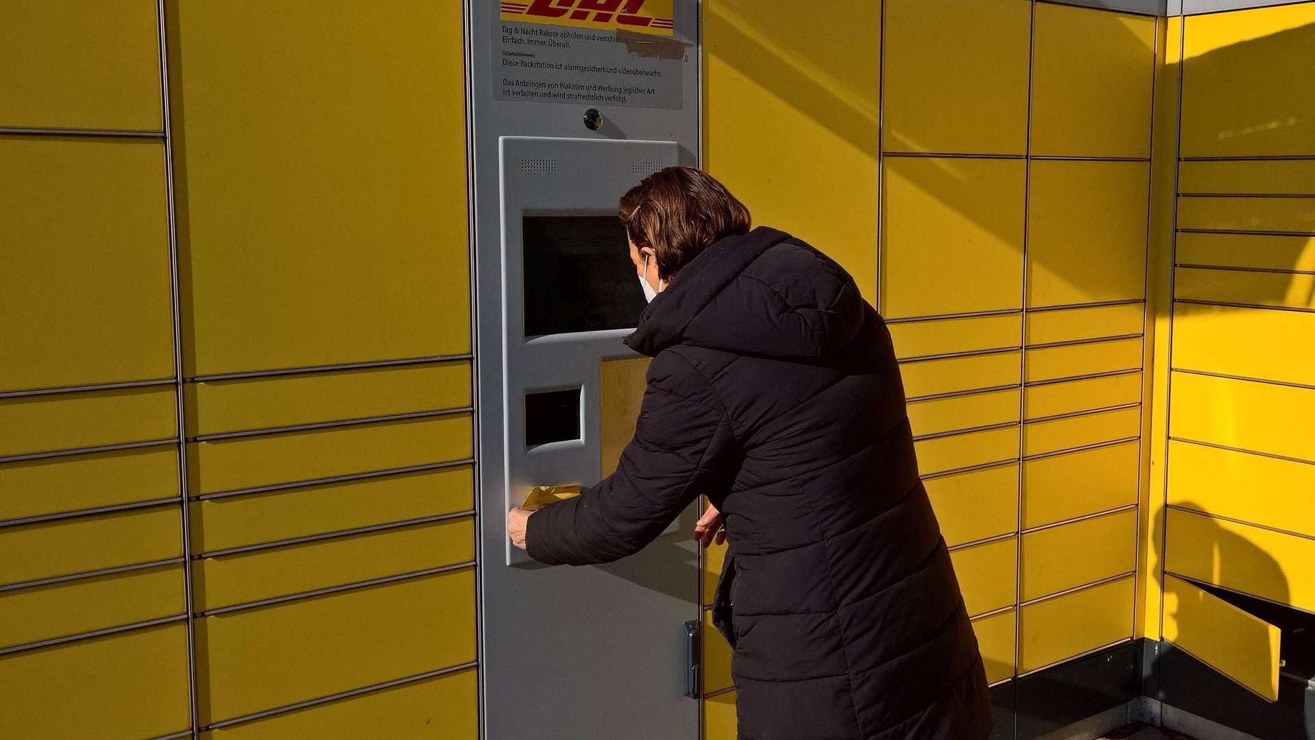 DHL-Packstation: Derzeit gibt es über 6.500 Packstationen der Deutschen Post deutschlandweit. Viele stehen auf den Parkplätzen von Supermärkten.