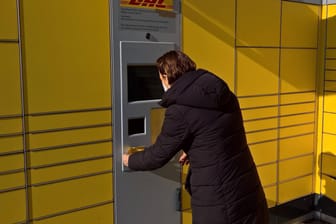 DHL-Packstation: Derzeit gibt es über 6.500 Packstationen der Deutschen Post deutschlandweit. Viele stehen auf den Parkplätzen von Supermärkten.