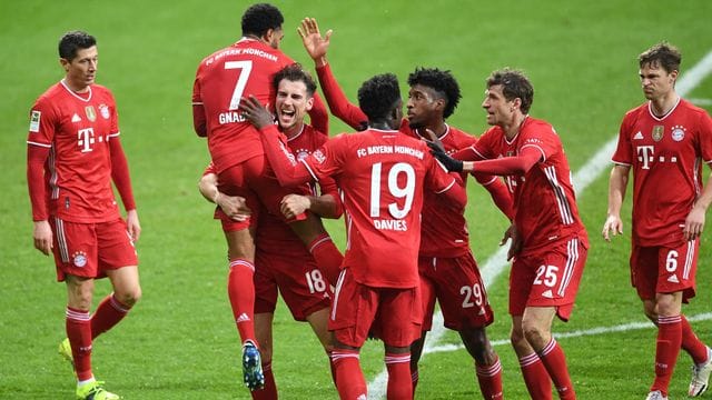 Die Bayern haben den Vorsprung auf RB Leipzig vorerst auf fünf Punkte ausgebaut. Die Bayern haben den Vorsprung auf RB Leipzig vorerst auf fünf Punkte ausgebaut.