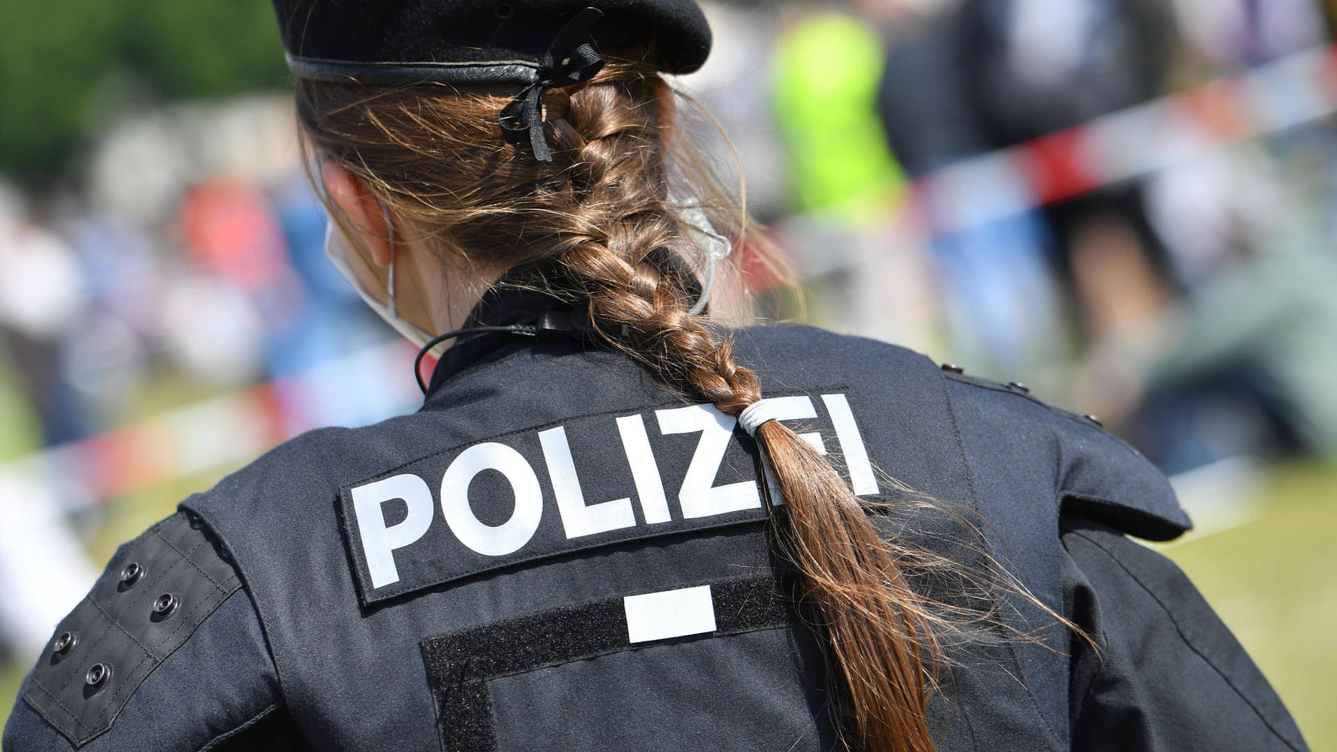 Ein Polizistin (Symbolbild): Weil die Auflagen nciht eingehalten wurden, musste eine Demo gegen die Corona-Maßnahmen in München aufgelöst werden.