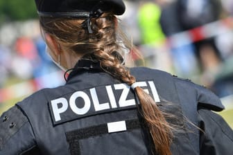 Ein Polizistin (Symbolbild): Weil die Auflagen nciht eingehalten wurden, musste eine Demo gegen die Corona-Maßnahmen in München aufgelöst werden.