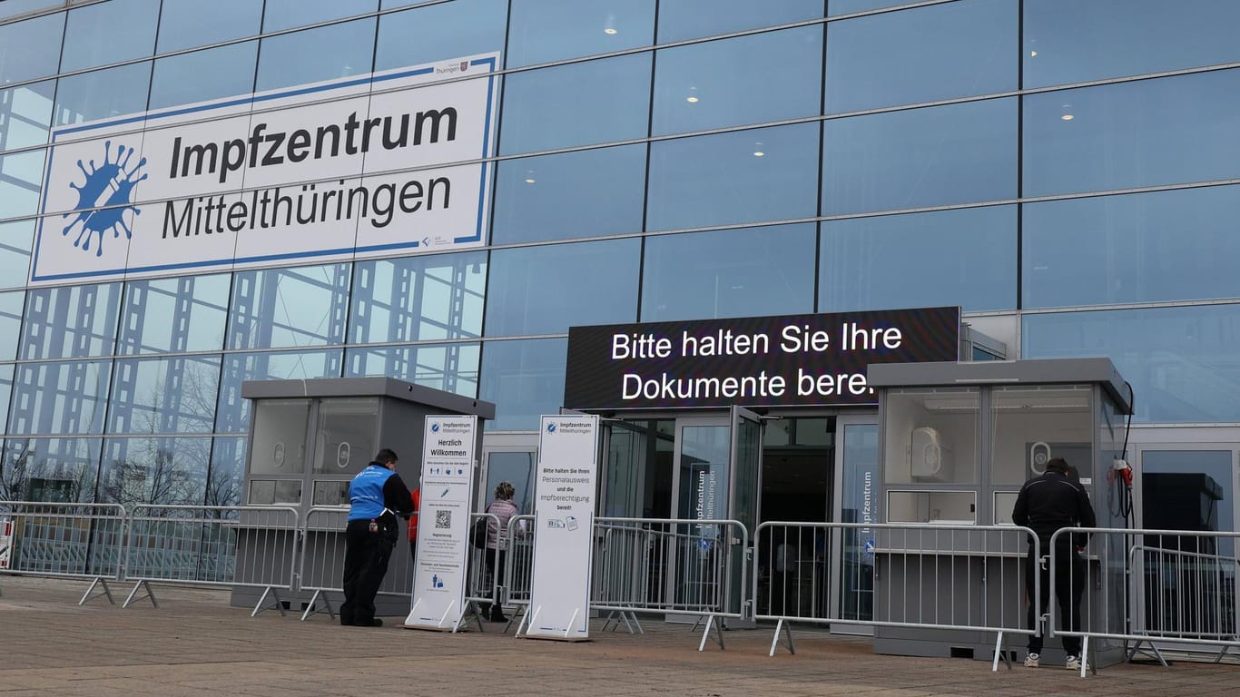 Das Impfzentrum in Erfurt (Symbolbild): Wegen Lieferengpässen muss die Vergabe von Impfterminen in Thüringen gestoppt werden.