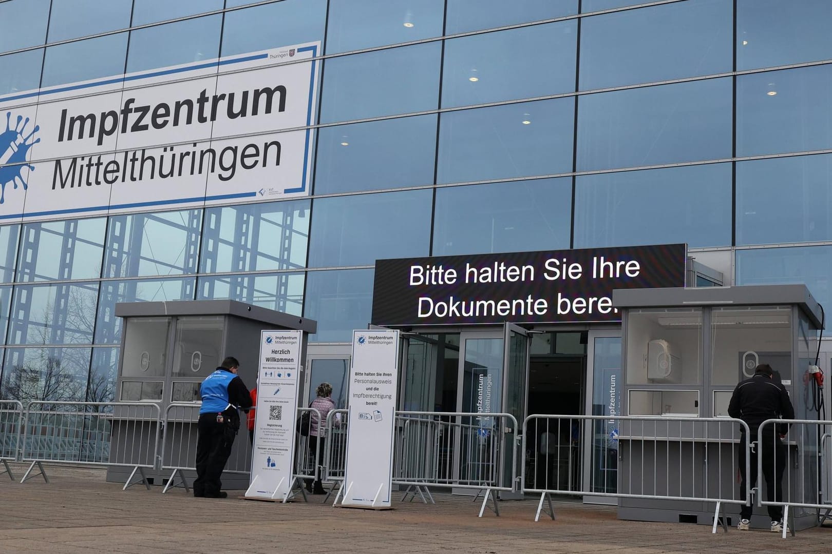 Das Impfzentrum in Erfurt (Symbolbild): Wegen Lieferengpässen muss die Vergabe von Impfterminen in Thüringen gestoppt werden.