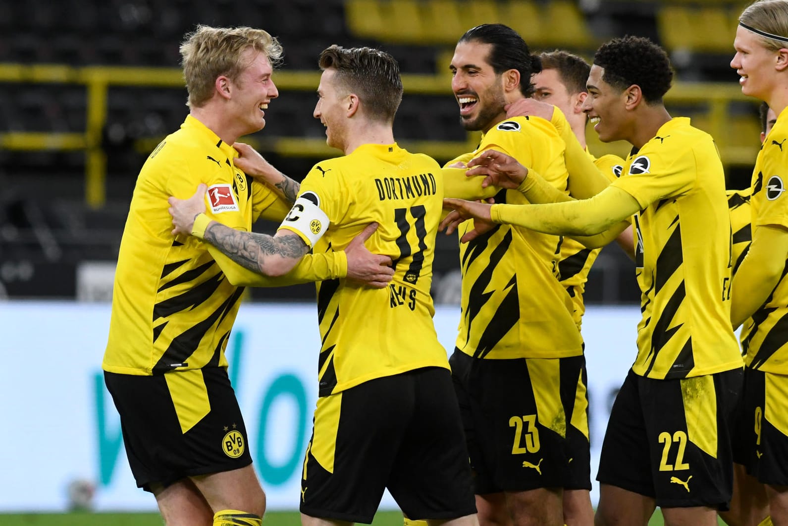 Die Dortmunder feiern Torschütze Julian Brandt.
