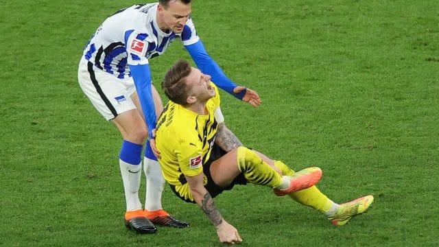 Herthas Vladimir Darida sah für das Foul gegen Marco Reus die Rote Karte. Herthas Vladimir Darida sah für das Foul gegen Marco Reus die Rote Karte.