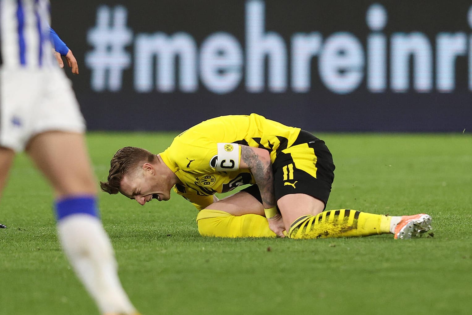 Schreckmoment: Marco Reus liegt nach dem Foul von Herthas Darida mit schmerzverzerrtem Gesicht am Boden.