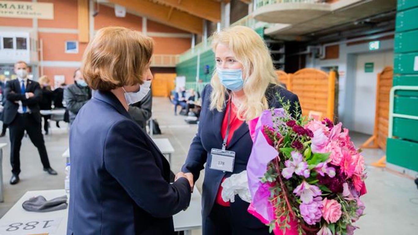 Beatrix von Storch gratuliert der neuen Landesvorsitzenden der Berliner AfD, Kristin Brinker (r).