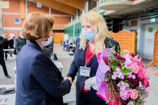 Beatrix von Storch gratuliert der neuen Landesvorsitzenden der Berliner AfD, Kristin Brinker (r).
