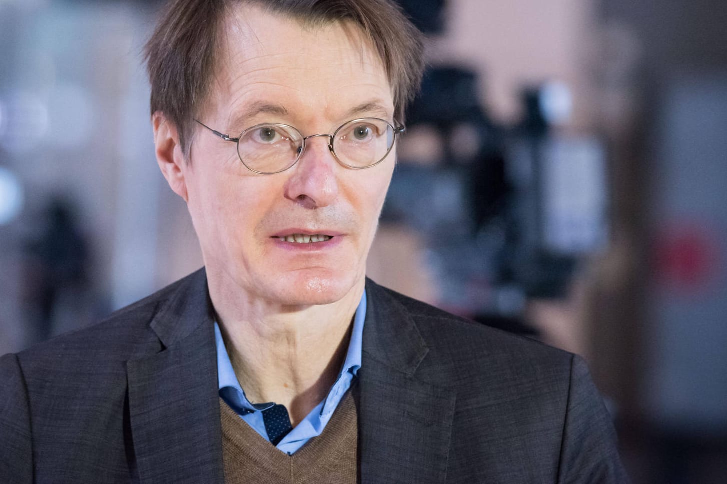 Der SPD-Gesundheitsexperte Karl Lauterbach gibt ein Interview in Berlin (Archivild). Der Universitätsprofessor warnt vor den Auswirkungen der dritten Welle auf bestimmte Altersgruppen.