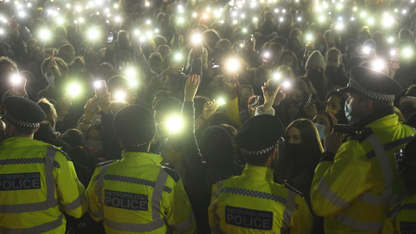 Hunderte Frauen protestieren gegen die Ermordung von Sarah E. in London. Die Polizei setzte Gewalt ein, um die wegen Verstoß gegen Corona-Auflagen verbotene Veranstaltung zu beenden.