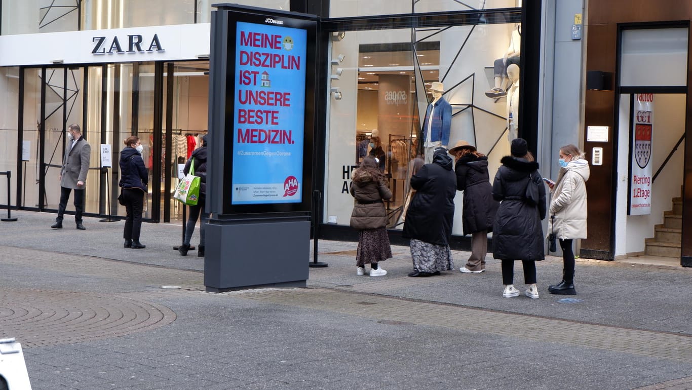 Eine Schlange Einkaufender vor der Zara-Filiale in Köln: Den Laden darf man nur mit Termin betreten.