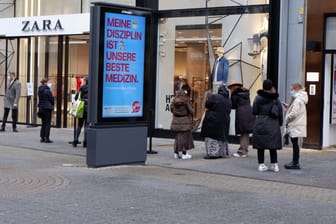 Eine Schlange Einkaufender vor der Zara-Filiale in Köln: Den Laden darf man nur mit Termin betreten.