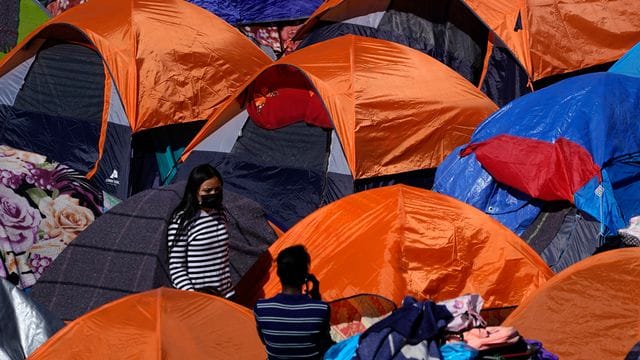 Zelte von Migranten, die in den USA Asyl suchen, stehen am Grenzübergang in Tijuana. Zelte von Migranten, die in den USA Asyl suchen, stehen am Grenzübergang in Tijuana.