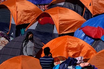 Zelte von Migranten, die in den USA Asyl suchen, stehen am Grenzübergang in Tijuana.