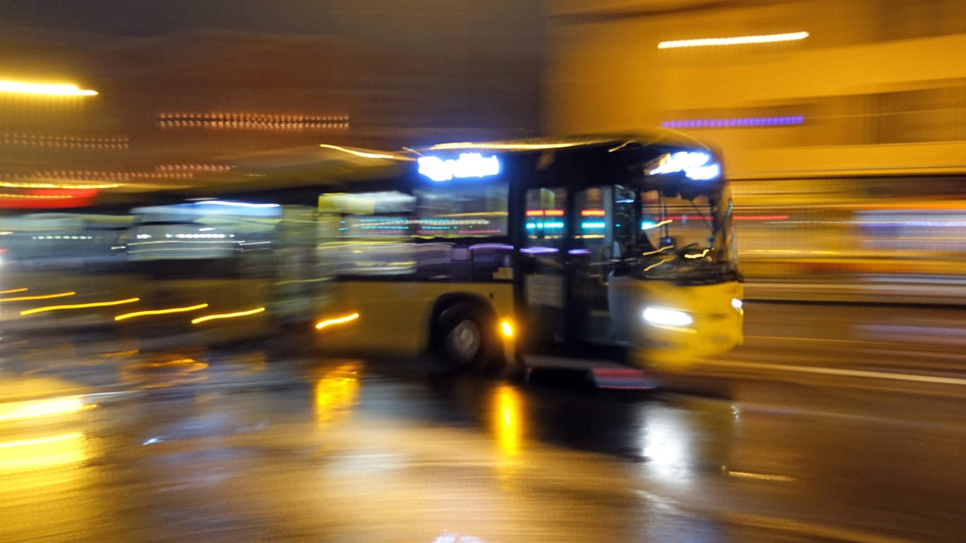 Bus der BVG in Fahrt bei Nacht: Vier Männer haben einen Busfahrer attackiert.