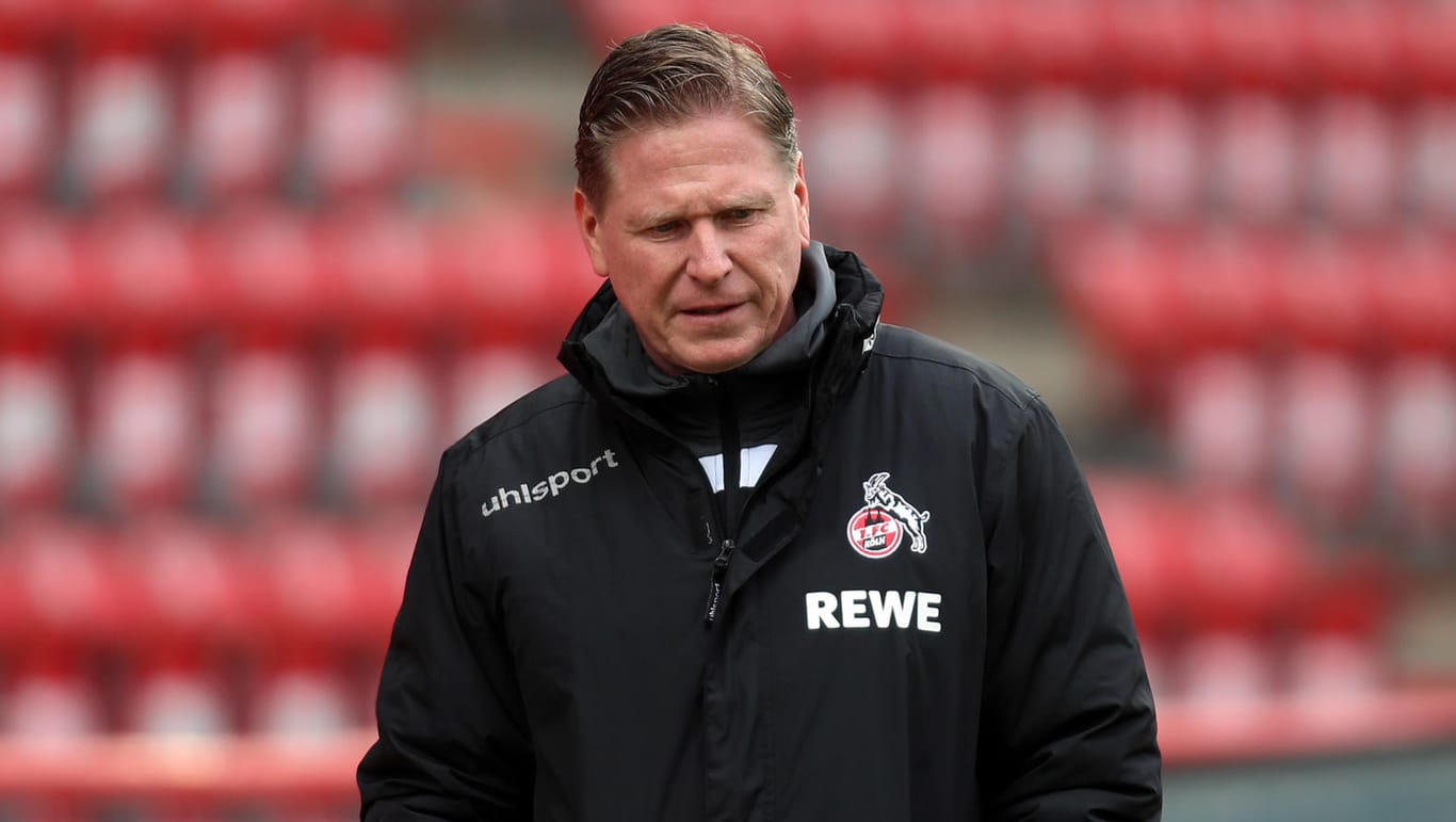 Kölns Trainer Markus Gisdol blickt ratlos zu Boden: Nach der Niederlage bei Union Berlin gerät der FC-Coach erneut in Erklärungsnot.