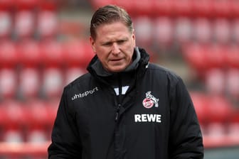 Kölns Trainer Markus Gisdol blickt ratlos zu Boden: Nach der Niederlage bei Union Berlin gerät der FC-Coach erneut in Erklärungsnot.