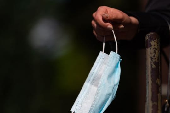 Zwei Parlamentarier hatten die Unionsfraktion verlassen, nachdem bekannt geworden war, dass sie oder ihre Firmen für die Vermittlung von Corona-Schutzmasken Provisionen erhalten hatten.