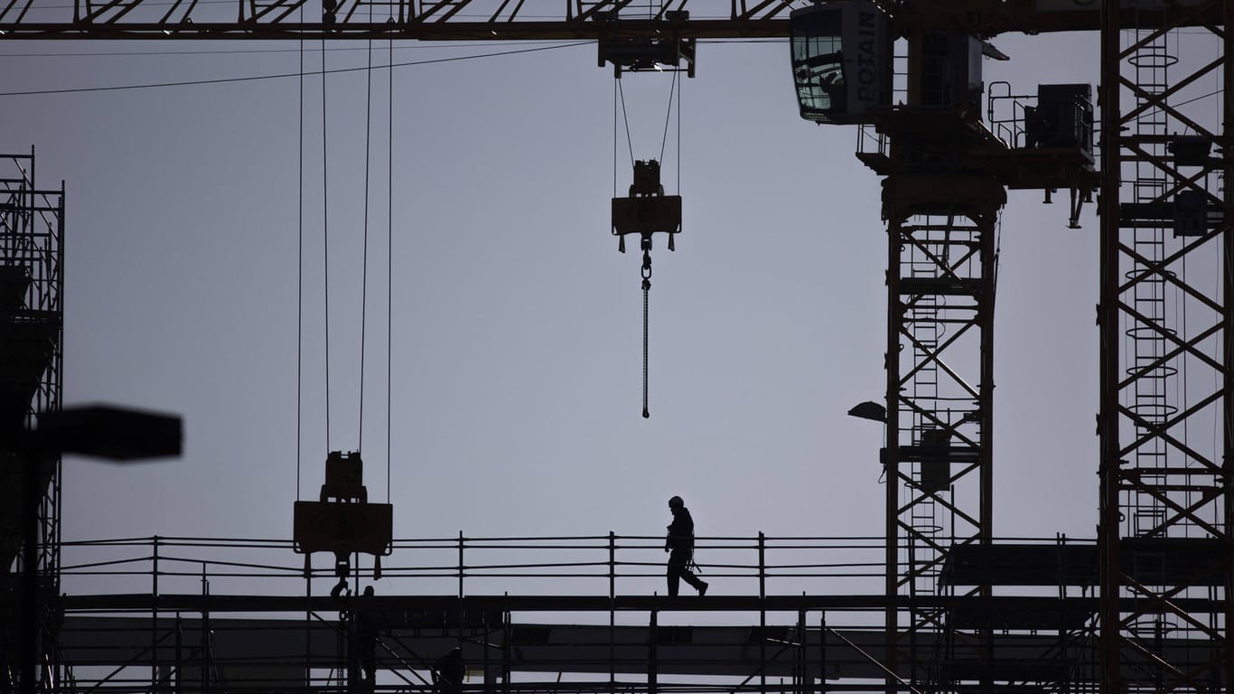 Ein Bauarbeiter auf einem Gerüst (Symbolbild): Auf Baustellen kommt es regelmäßig zu Unfällen.