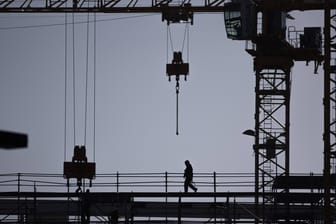 Ein Bauarbeiter auf einem Gerüst (Symbolbild): Auf Baustellen kommt es regelmäßig zu Unfällen.