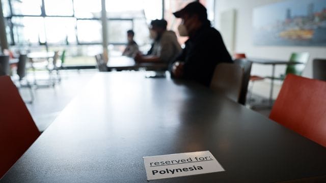 Seeleute aus Kiribati bei einem Informationsgespräch im Speisesaal der Jugenherberge an der Horner Rennbahn in Hamburg.