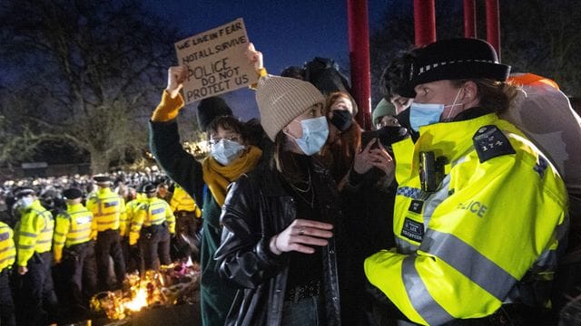 Eine Frau spricht während der Mahnwache für die getötete Sarah Everard in London mit einer Polizistin. Eine Frau spricht während der Mahnwache für die getötete Sarah Everard in London mit einer Polizistin.