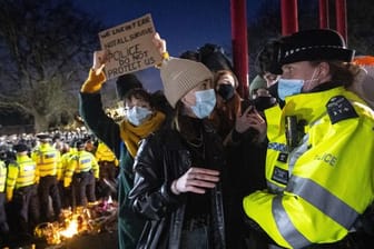 Eine Frau spricht während der Mahnwache für die getötete Sarah Everard in London mit einer Polizistin.