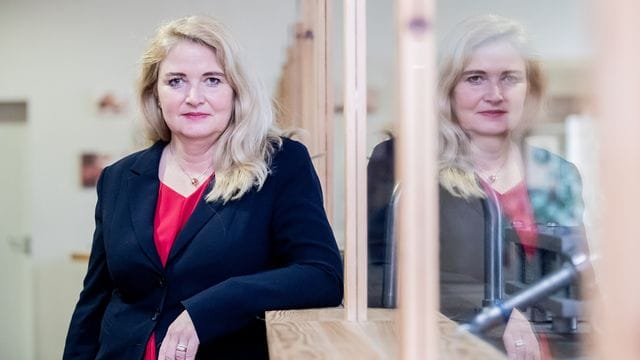 Kristin Brinker steht beim Landesparteitag der AfD