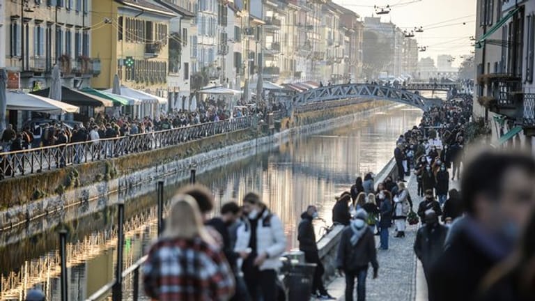 Geschäftiges Treiben in Mailand: Von Montag an gilt für Millionen Menschen in Italien aber wieder ein strikter Lockdown.