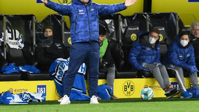 Herthas Trainer Pal Dardai gestikuliert im Signal Iduna Park an der Seitenlinie.