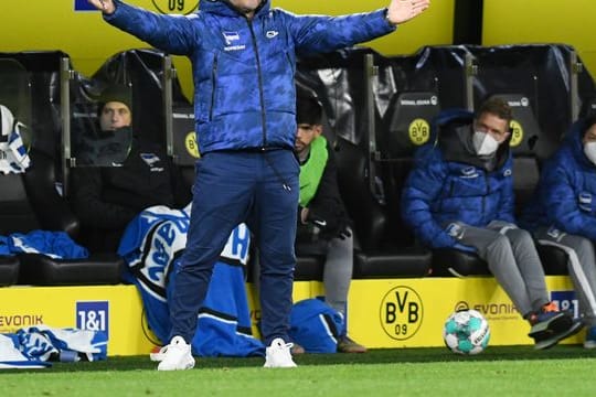 Herthas Trainer Pal Dardai gestikuliert im Signal Iduna Park an der Seitenlinie.