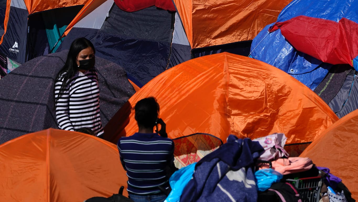 Kinder in einem Zeltlager im mexikanischen Tijuana: Allein im Februar hat die US-Grenzschutzbehörde mehr als 9400 unbegleitete Minderjährige aufgegriffen.