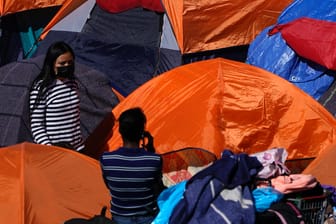 Kinder in einem Zeltlager im mexikanischen Tijuana: Allein im Februar hat die US-Grenzschutzbehörde mehr als 9400 unbegleitete Minderjährige aufgegriffen.