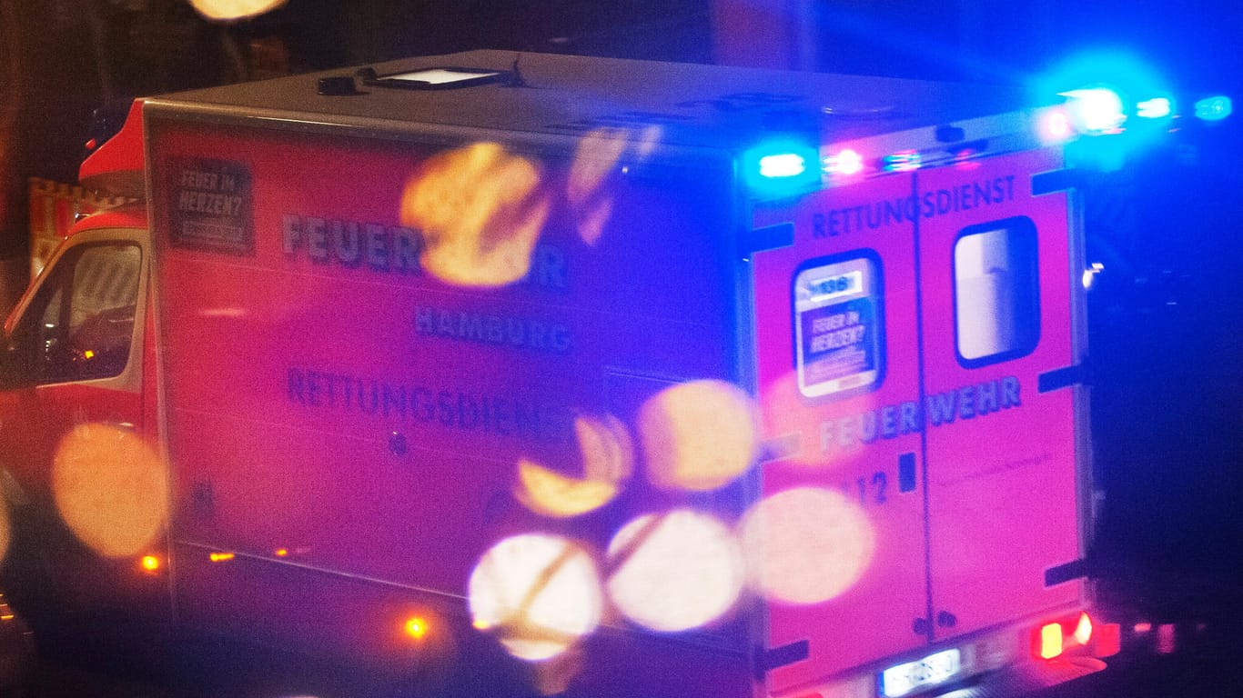 Rettungsdienst im Einsatz: Auf der A1 Richtung Hamburg ist ein BMW in ein Leichenwagen gekracht.