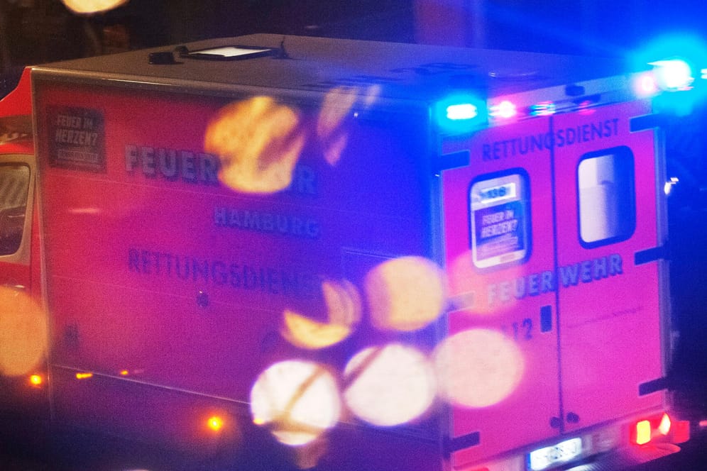 Rettungsdienst im Einsatz: Auf der A1 Richtung Hamburg ist ein BMW in ein Leichenwagen gekracht.