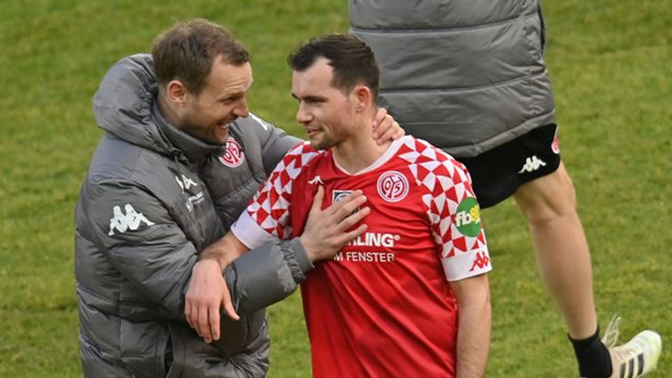 Mainz' Trainer Bo Svensson und Mittelfeldspieler Kevin Stöger freuen sich nach Spielende über den Sieg gegen den SC Freiburg.