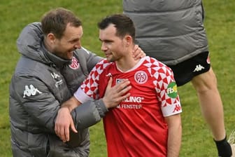 Mainz' Trainer Bo Svensson und Mittelfeldspieler Kevin Stöger freuen sich nach Spielende über den Sieg gegen den SC Freiburg.