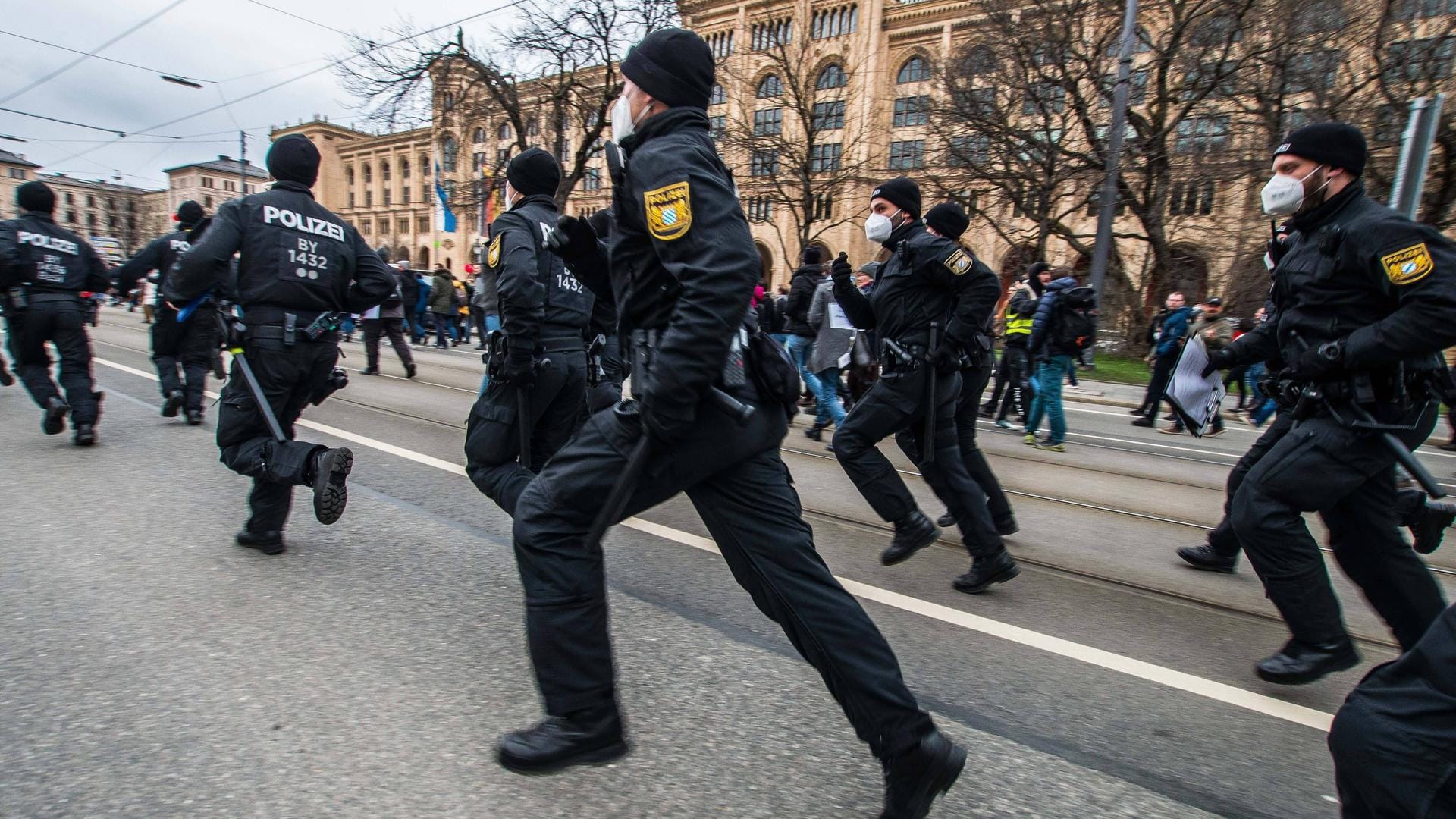 Polizisten rennen auf der Maximilianstraße in München: Bei den Corona-Demos in der bayerischen Landeshauptstadt gab es Dutzende Anzeigen.